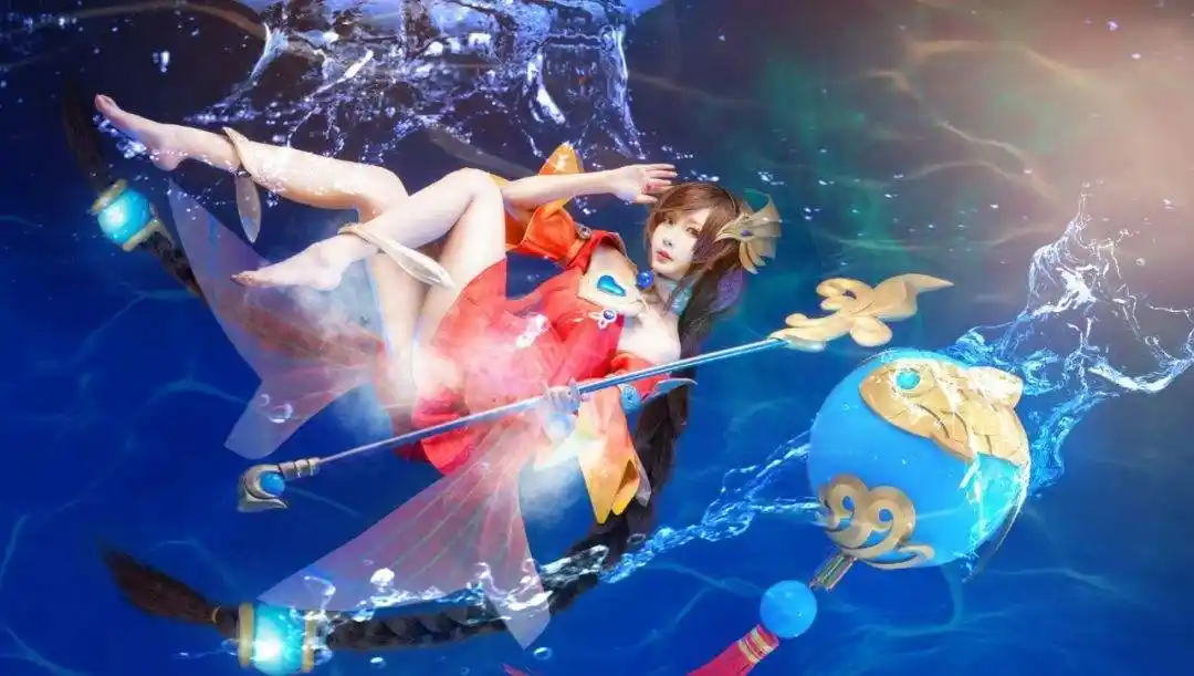 王者荣耀:大乔泳衣cos,水中尽显完美身材,嗯!是恋爱的感觉!