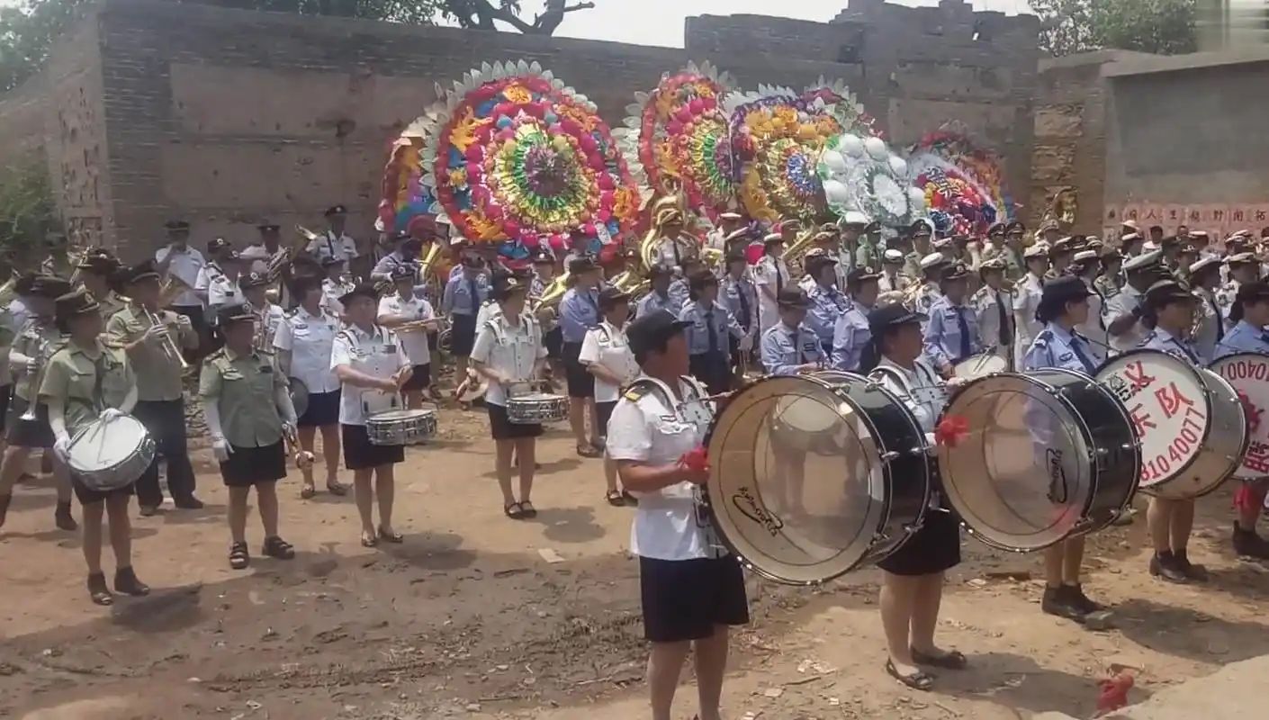 河南省信阳市农村办丧事盛况,办得太热闹了