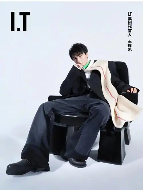 王俊凯2021秋冬新季穿搭型录lookbook