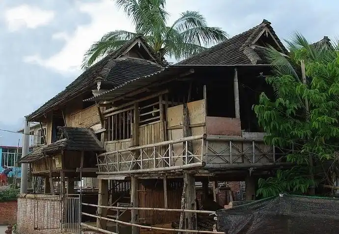 月光下的傣家竹楼,随风摇动的凤尾竹,袅袅起舞的傣族姑娘.