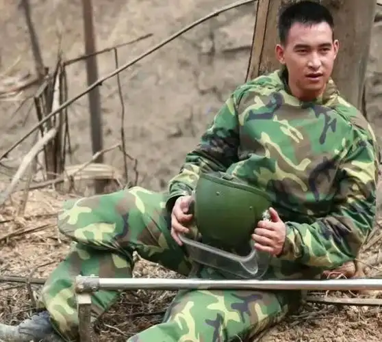 排雷英雄杜富国保护战友失去双臂双眼现在生活如何了