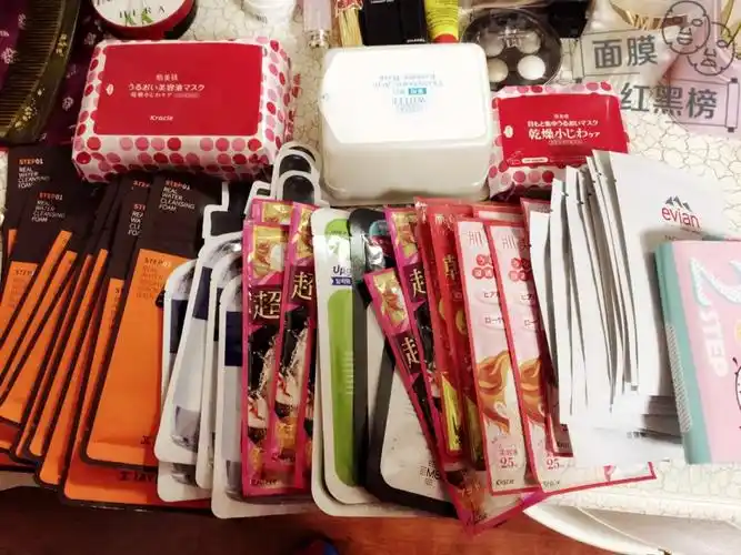 关注 首先我的原则是面膜不用贵但一定要敷的勤～ 这堆面膜里面平价好