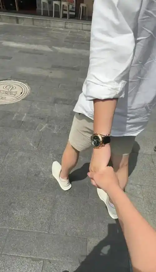 有人甚至调侃说,汪小菲和马筱梅牵手,可能是大s频繁"