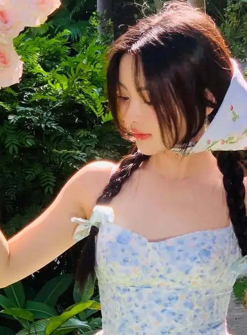 杨超越穿一袭抹胸碎花吊带裙秀美背长腿,清纯甜美,楚楚动人!