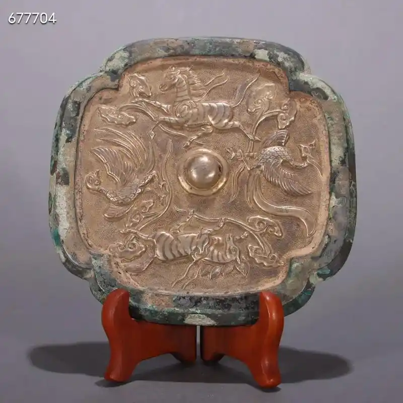 汉代老铜胎鎏金飞禽走兽图四方镜
