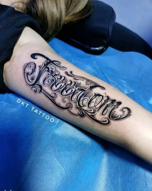 花体英文freedom(自由)纹身图片_花体字纹身图案