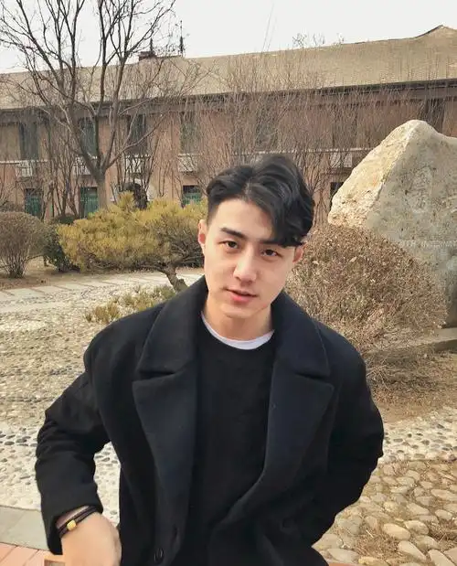 生活照男套图照片时尚雅痞帅哥气质迷人男图照片视频(男神时尚大叔)