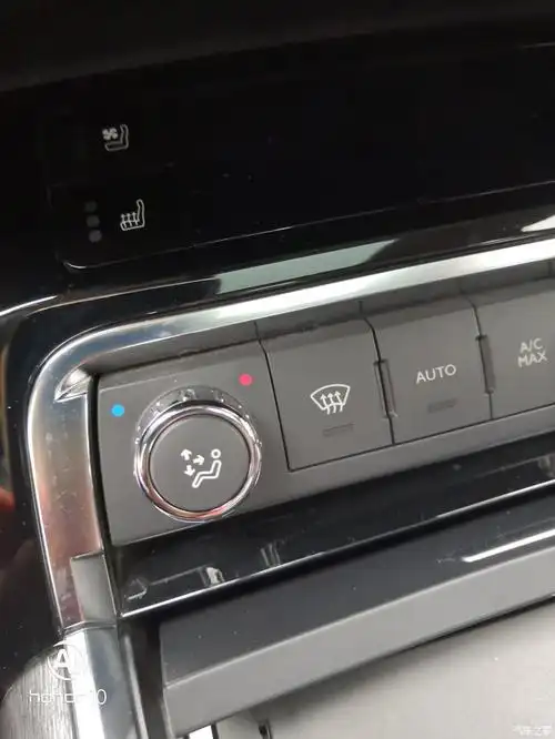 请问一下谁知道座椅加热怎么操作?