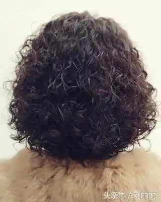 50岁大姐剪短发烫小卷,一看像18,美到不敢认