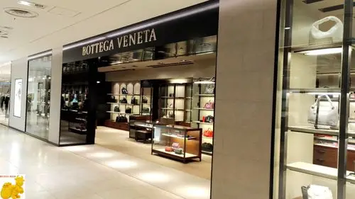 三宅一生在高岛屋就是一个小小的铺位,而且展示的包包款式,颜色都是