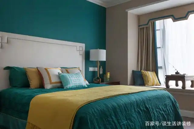 主卧室采用墨绿色的背景墙,搭配浅咖色的墙漆,整体空间十分的高贵与
