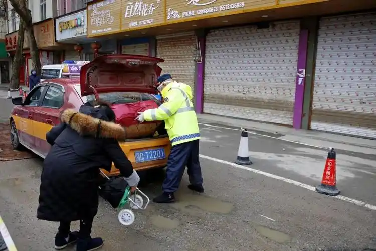 恩施丨"疫"不容辞 利川80台的士"抢"着领任务