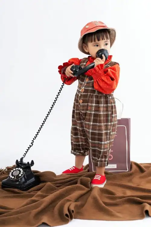 影楼拍摄时尚潮童艺术照岁儿童洋气套装女童写真照杂志封面模卡