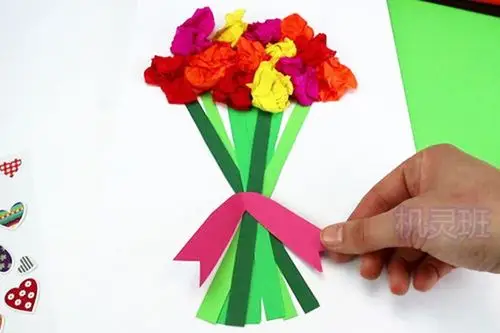 幼儿园自制母亲节礼物:手工制作拼贴画纸花束(步骤图解)