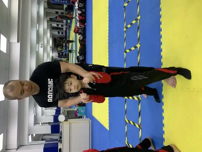 今天我们掌握了新的本领——顶膝