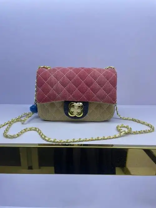 我想问下这款四叶草小方包好不好看