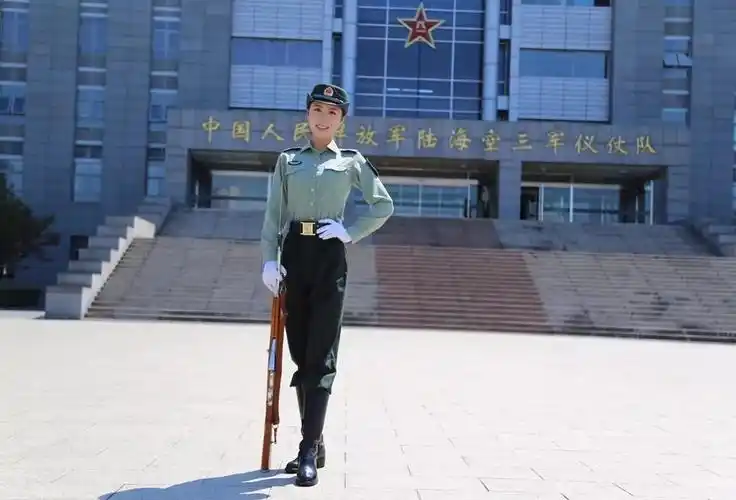 军装vs便装!好看的姑娘都当兵了
