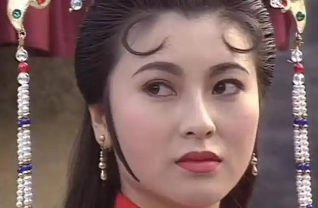 庞妃虽然是庞太师的女儿,但她与父兄不同,本性并不坏,甚至还很善良,她