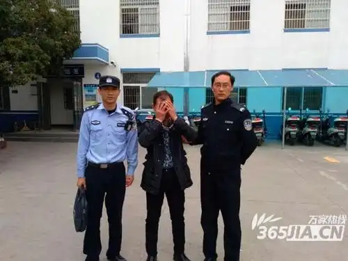 典型人物系列他离开三尺讲台穿上警察制服