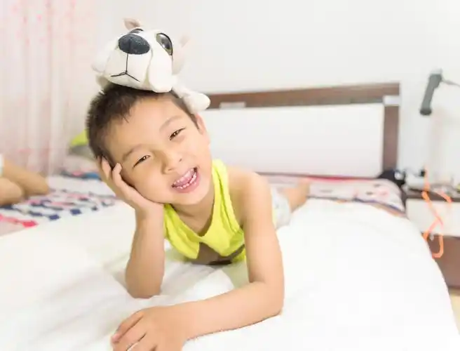 顽皮的小男孩儿