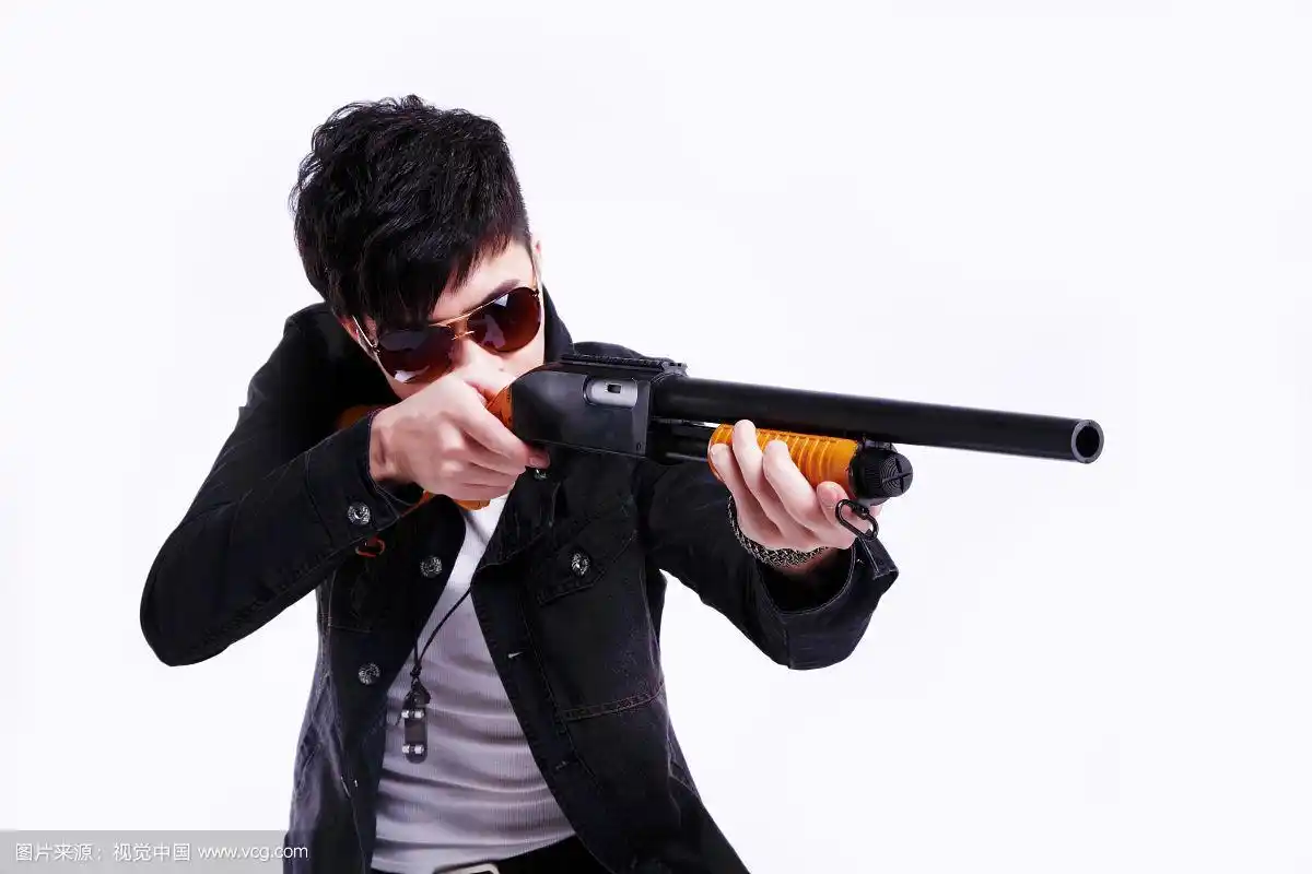 手拿枪的男人