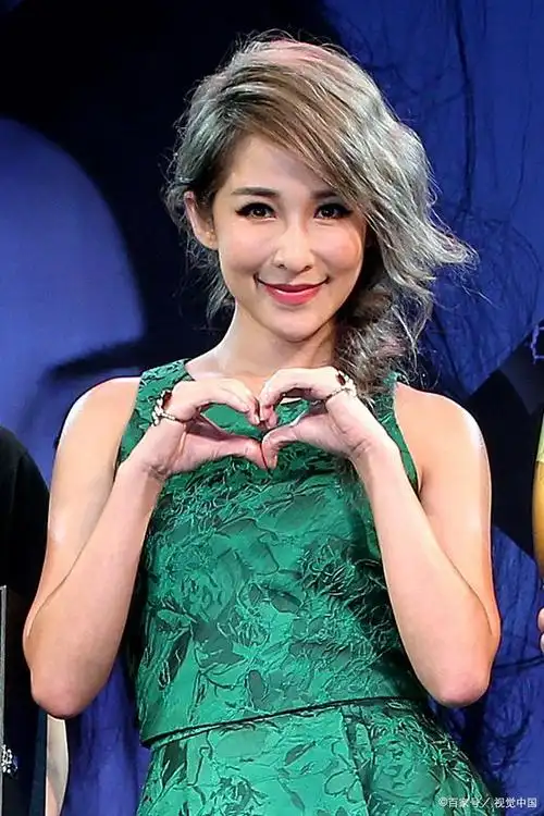 萧亚轩反穿礼服的创意与寓意,你知道吗?