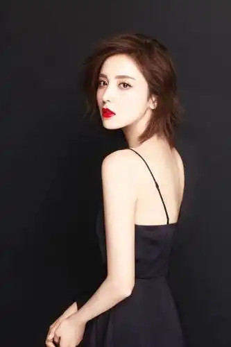 娜扎半露香肩大秀天鹅颈美背 雪肌红唇诠释盐甜美人(2)