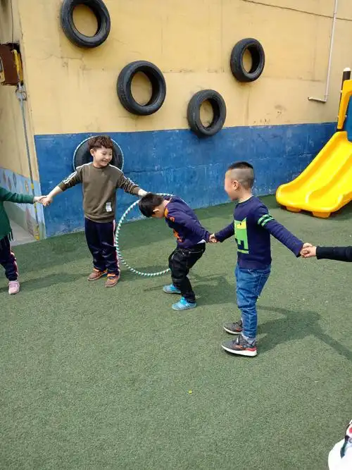 睿智幼儿园午餐后体能小游戏《疯狂呼啦圈》 永不掉落的呼啦圈