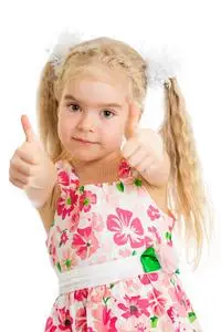 手签ok的快乐小女孩照片