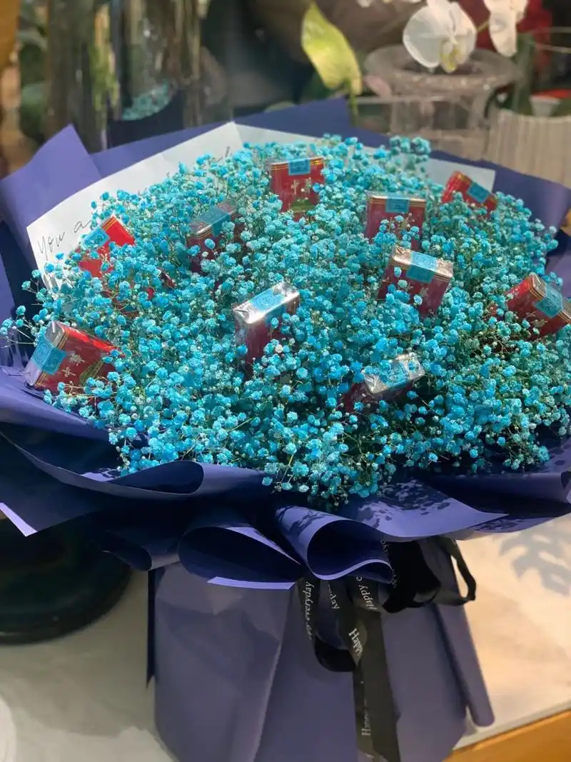 满天星花束里的烟花 吸烟有害健康哟!