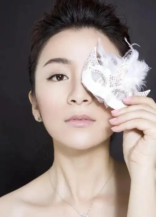 刘庭羽优雅灵动时尚俏丽