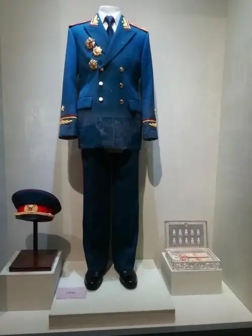 这是贺龙元帅的军装,好威风.