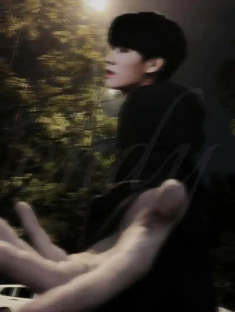 张真源 我带你走向光的地方你要牵紧我#逆光拍照 #逆光伸手 - 抖音