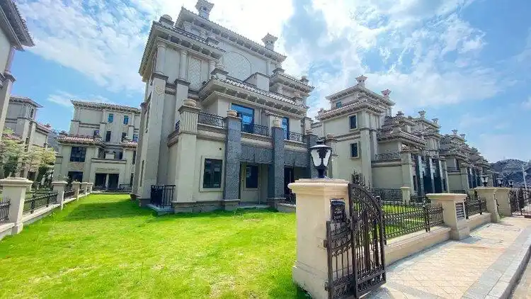 佛山占地500平方的"恒大"别墅,房价跌到200多万也没人买,无奈