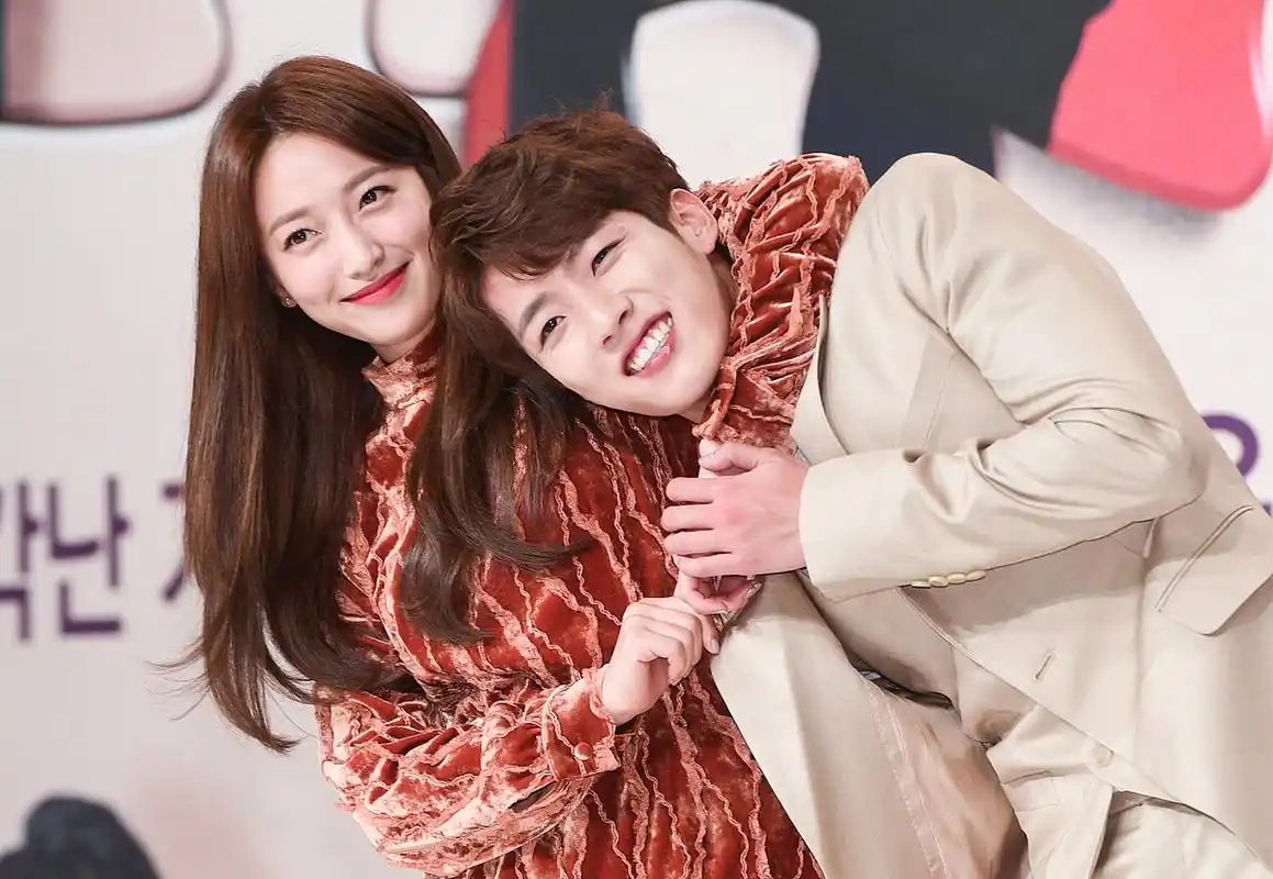 李惠利柳俊烈分手# 近日,李惠利和柳俊烈宣布分手,结束了长达5牡哪