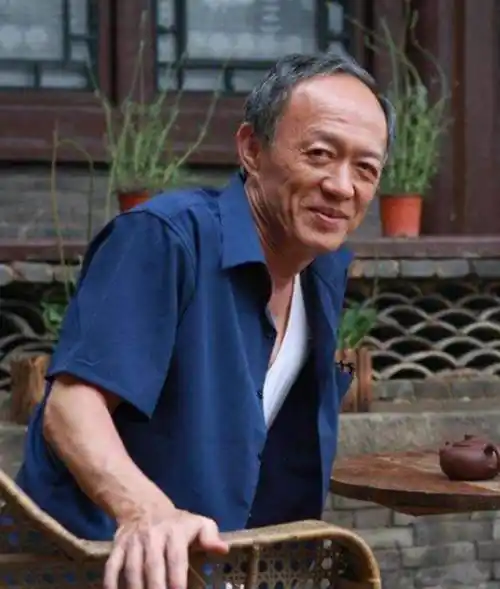 老戏骨金士杰:娶小25岁学生,60岁得龙凤胎,72岁还在打拼