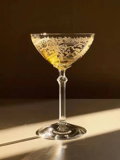 来自1930s的蝴蝶结蚀刻花纹高脚杯