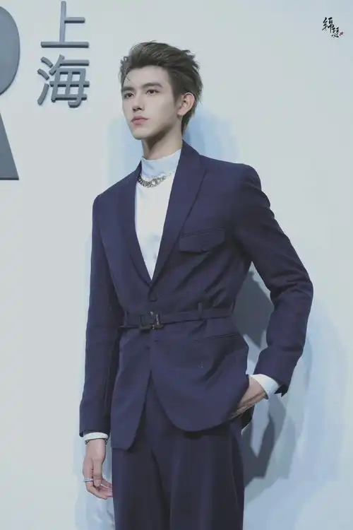 陈飞宇西装背头造型,成熟了好多啊,富家公子即视感……__财经头条