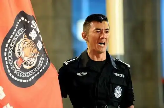 《特警力量》里 特警猛虎突击队大队长龙飞虎他是《特种兵之霹雳火》