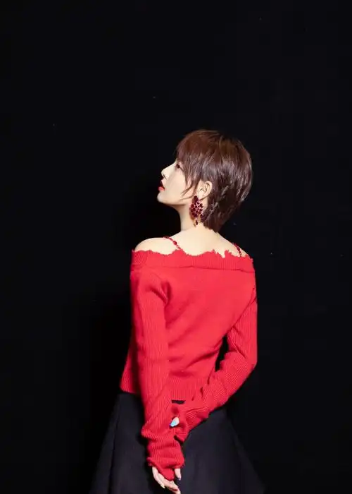 张嘉倪短发清爽大方,大红针织衫更增添了美感!