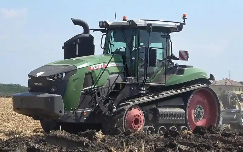 新款芬特1156mt履带拖拉机犁地