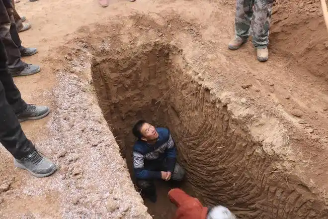 农村土葬挖坟有讲究