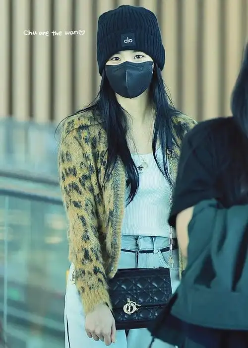 kimjisoo超话92#金智秀幸福指数103%#230922 icn机场出境 饭拍高清