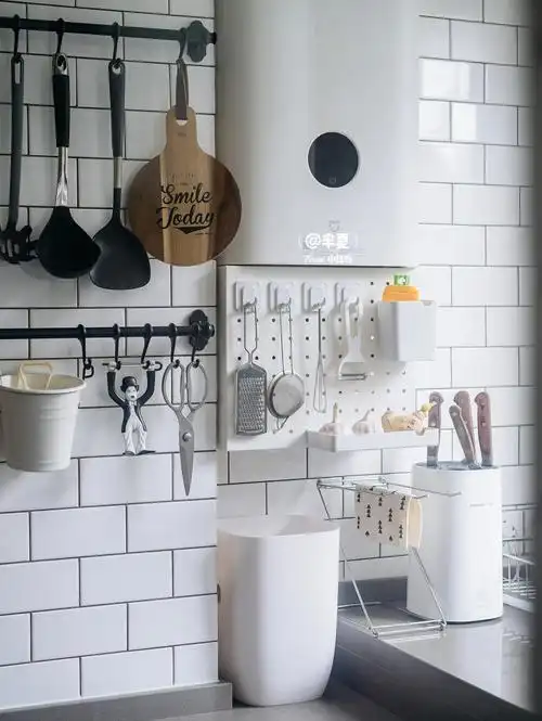 厨房一角遮住丑丑的燃气管道