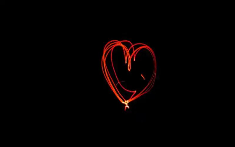 红色爱心光线,黑背景