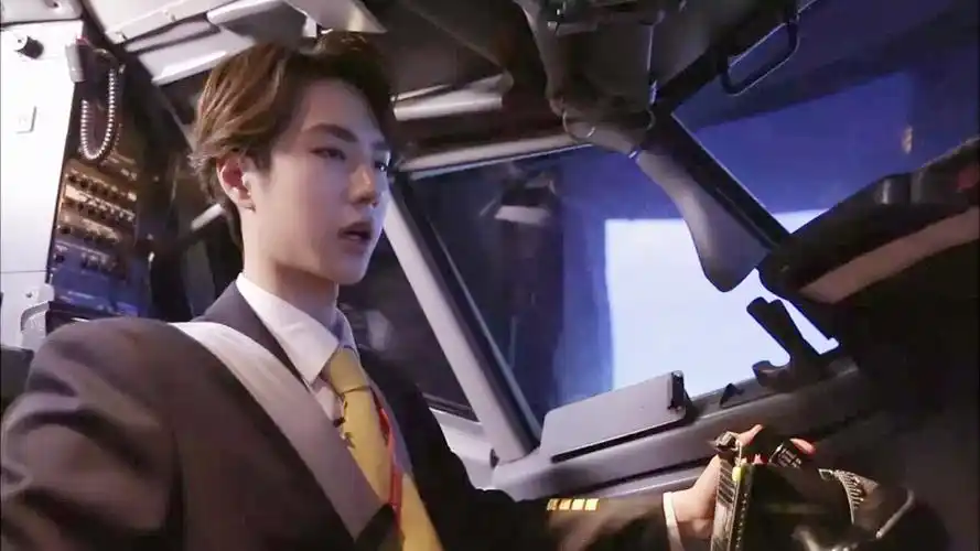 uniq王一博# #全能新人王一博# 帅气的机长可否带上我!