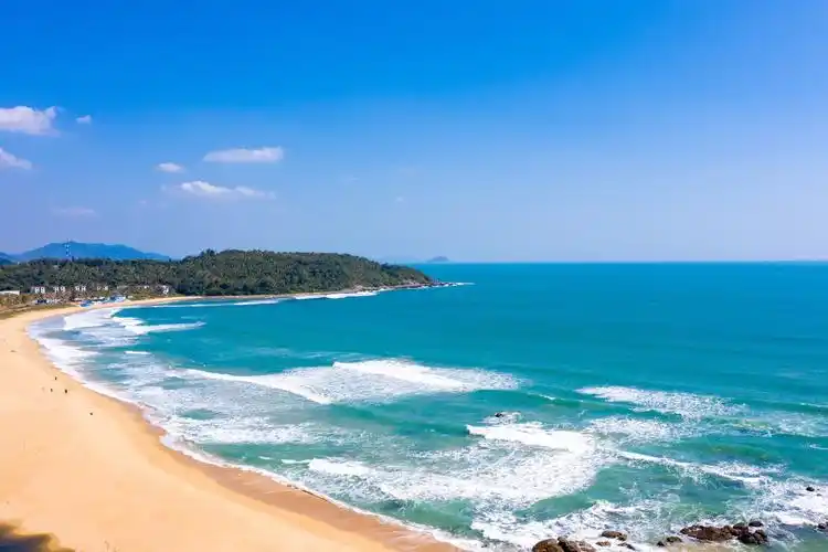 在这里逃离海口的闷热,三亚的喧嚣

石梅湾,地处海南岛东南