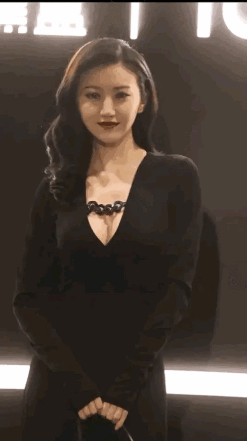 景甜深v连衣裙秀事业线曼妙的身材曲线风情万种