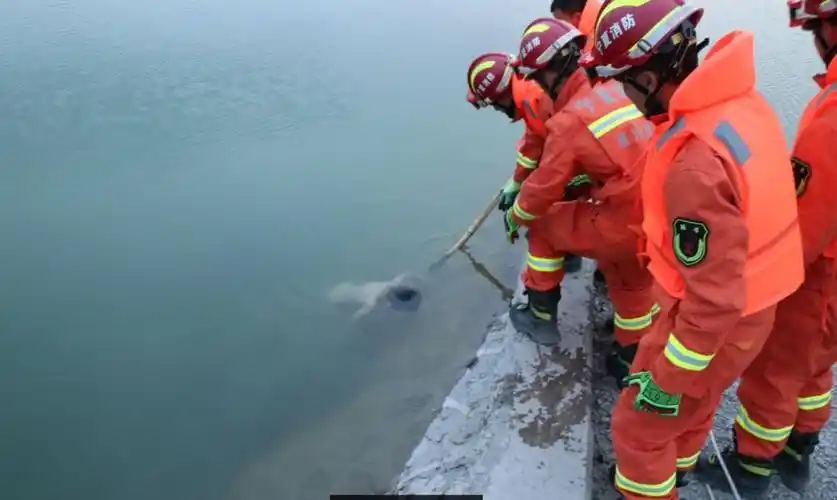 最后一名溺水者由民间救援组织"逆行者救援队"和消防指战员共同打捞