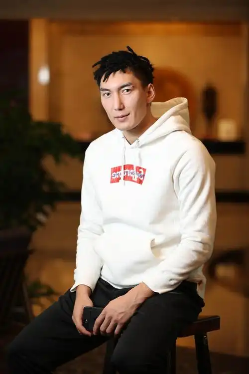 的采访对象却是一位不折不扣的职业篮球远动员 —— 可兰白克·马坎